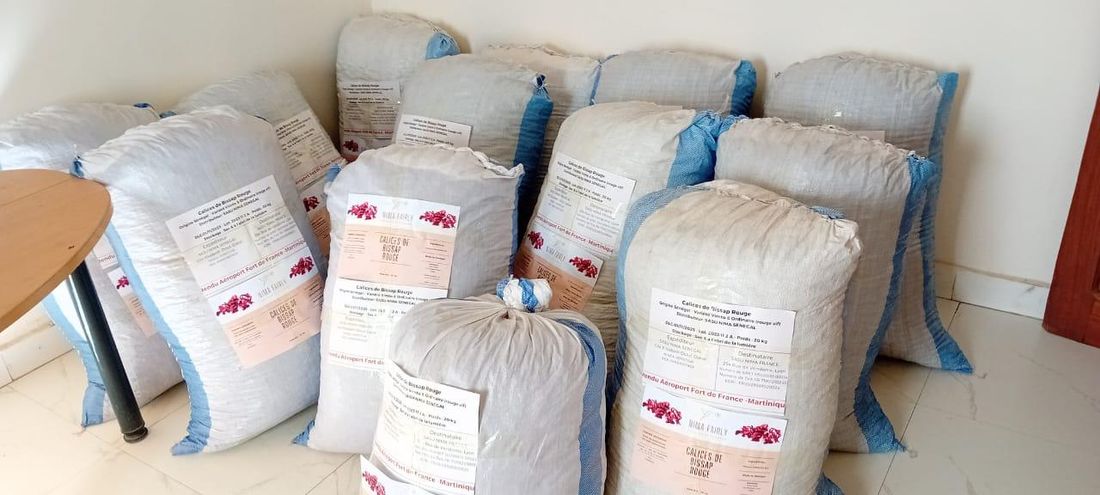 Sacs de calices de bissap séché prêts pour la vente en gros