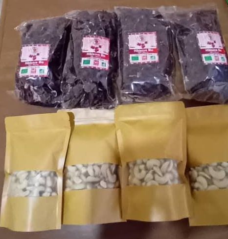 Sachets de bissap et de noix de cajou conditionnés pour la vente au détail